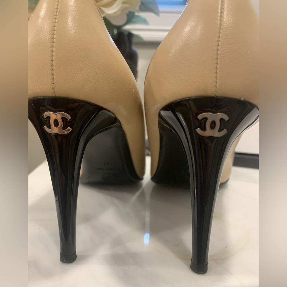 - CHANEL Capped toe Round Heels In nude & Black Size 41 - Picture 7 of 13
